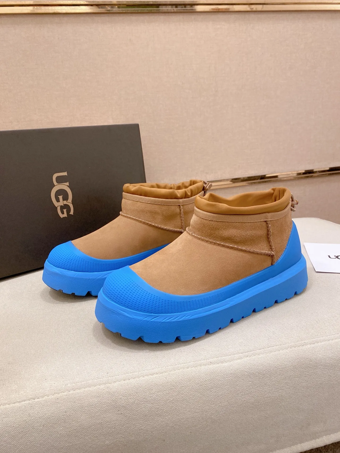 Factory price: 500💰Couple model💏 Same style as Wang Yibo, North American men's shoes Ugg ☃️In the special sale of new high-quality men's shoes snow boots in autumn and winter, the nemesis of extreme cold weather! Made of cowhide leather, merino wool lining, and original outsole, whether driving, outdoor or daily wear, there is always one that suits you! Male and female size: 35-46.